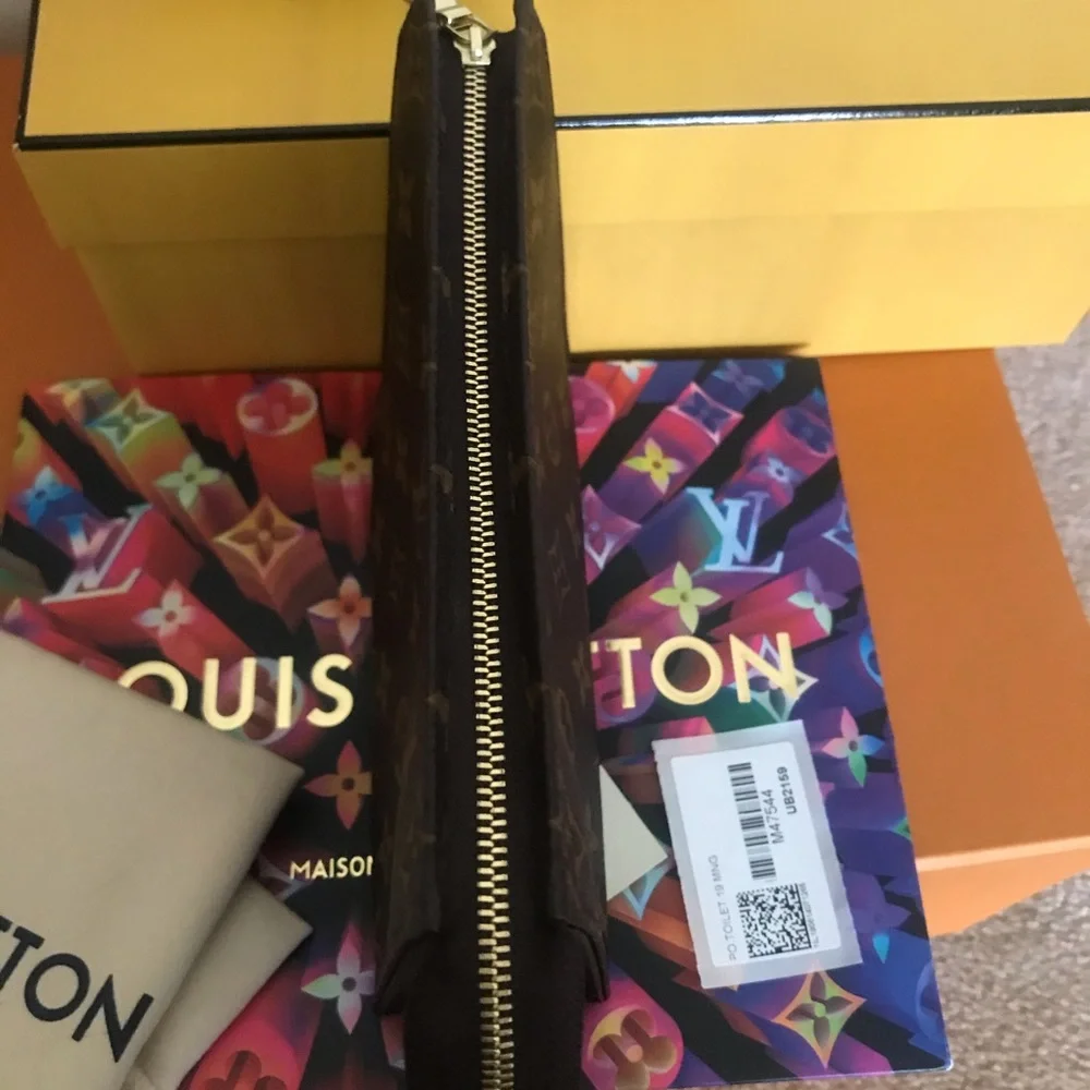 Louis Vuitton Monogram Toiletry 19 - Picture 5 of 12